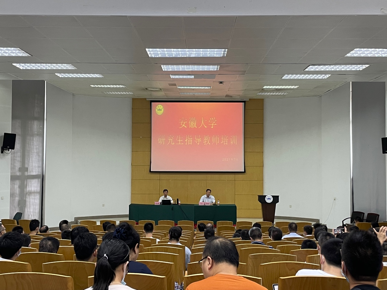 d101水上报告厅顺利开班.开班仪式由研究生院常务副院长吴成颂主持.