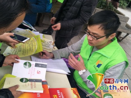 安徽大学研支团打造行走图书让市民送书香