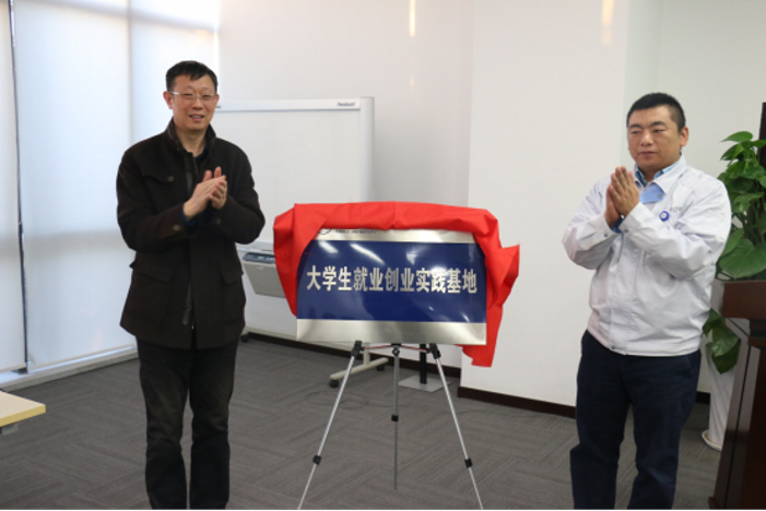 胡小松到合肥京东方光电科技有限公司看望校友