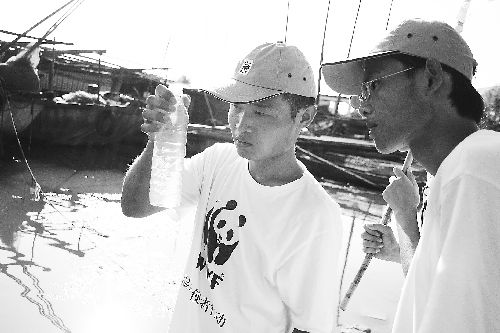 同学们正在提取巢湖水样（图）