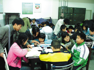 百名大学生义务为农民工子女辅导