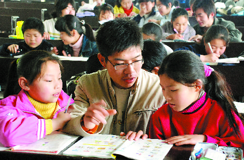 贫困家庭的孩子补习文化知识（图）